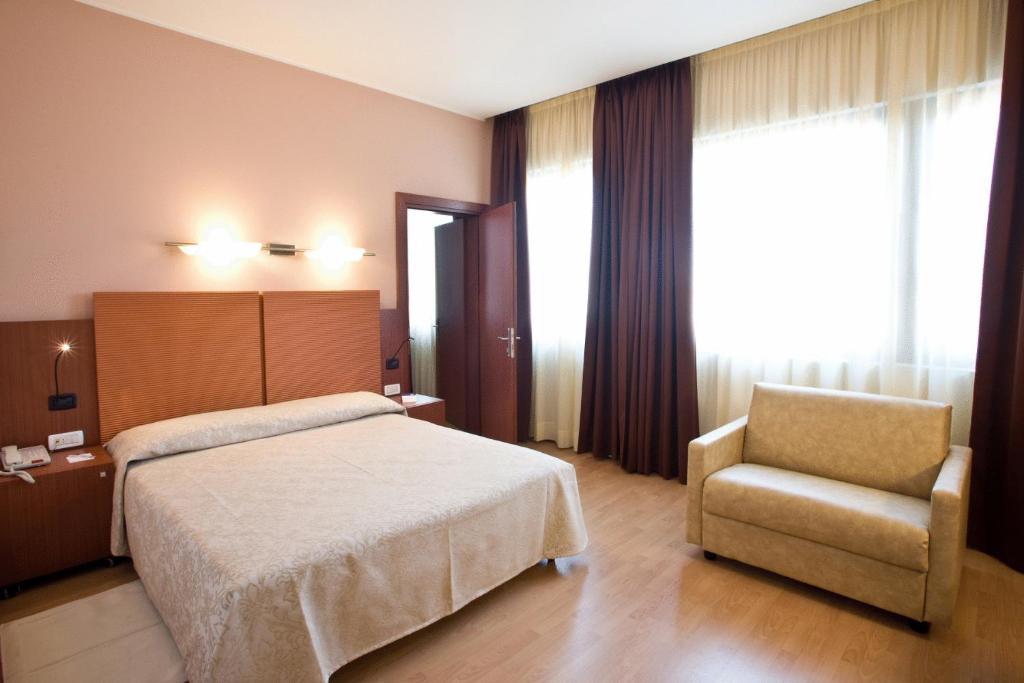 Hotel Mareschi Palace Novara Oda fotoğraf